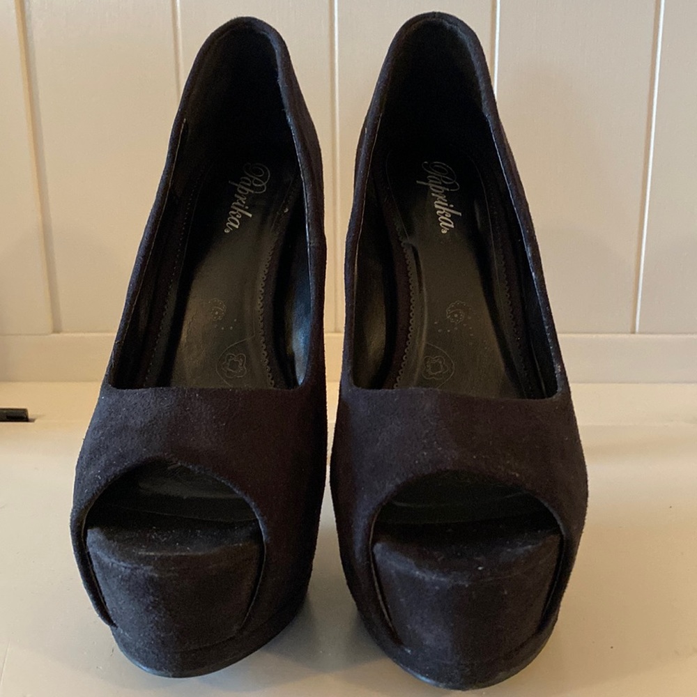 Black velvet open toe heels !